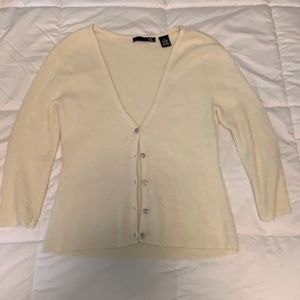 V whit neck cardigan with flower buttons